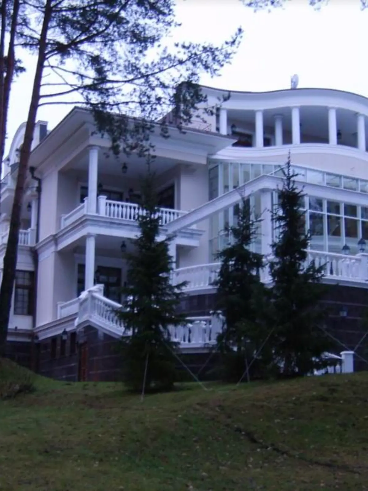 Nach seinem Befehl zur Teilmobilmachung, soll der russische Machthaber Wladimir Putin Urlaub in seinem luxuriösen Wald-Palast nördlich von Moskau machen.