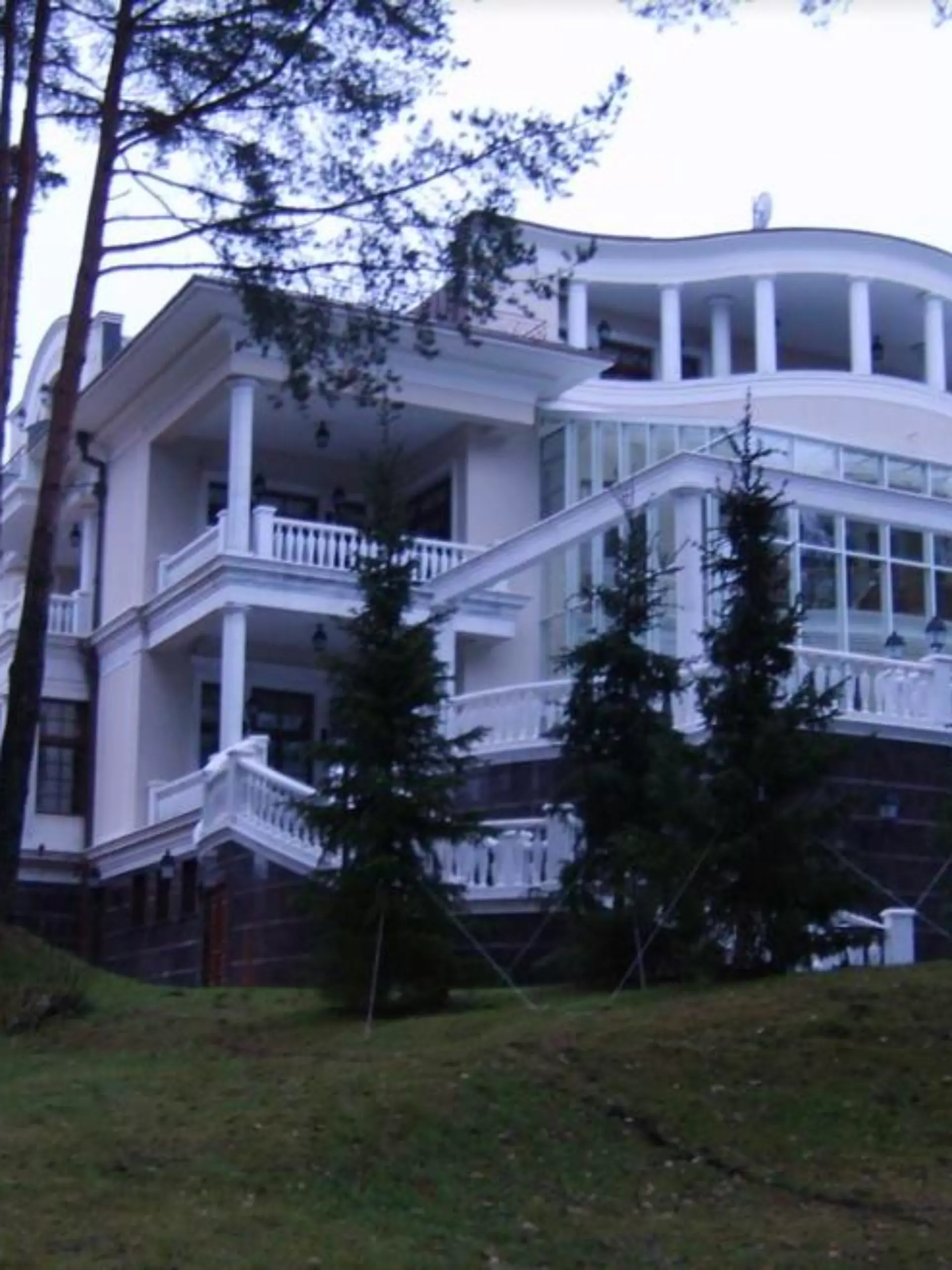 Nach seinem Befehl zur Teilmobilmachung, soll der russische Machthaber Wladimir Putin Urlaub in seinem luxuriösen Wald-Palast nördlich von Moskau machen.