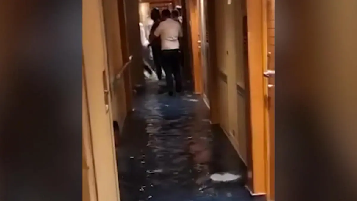 Wasser strömt bei Karibik-Kreuzfahrt durch die Gänge Wie in "Titanic"