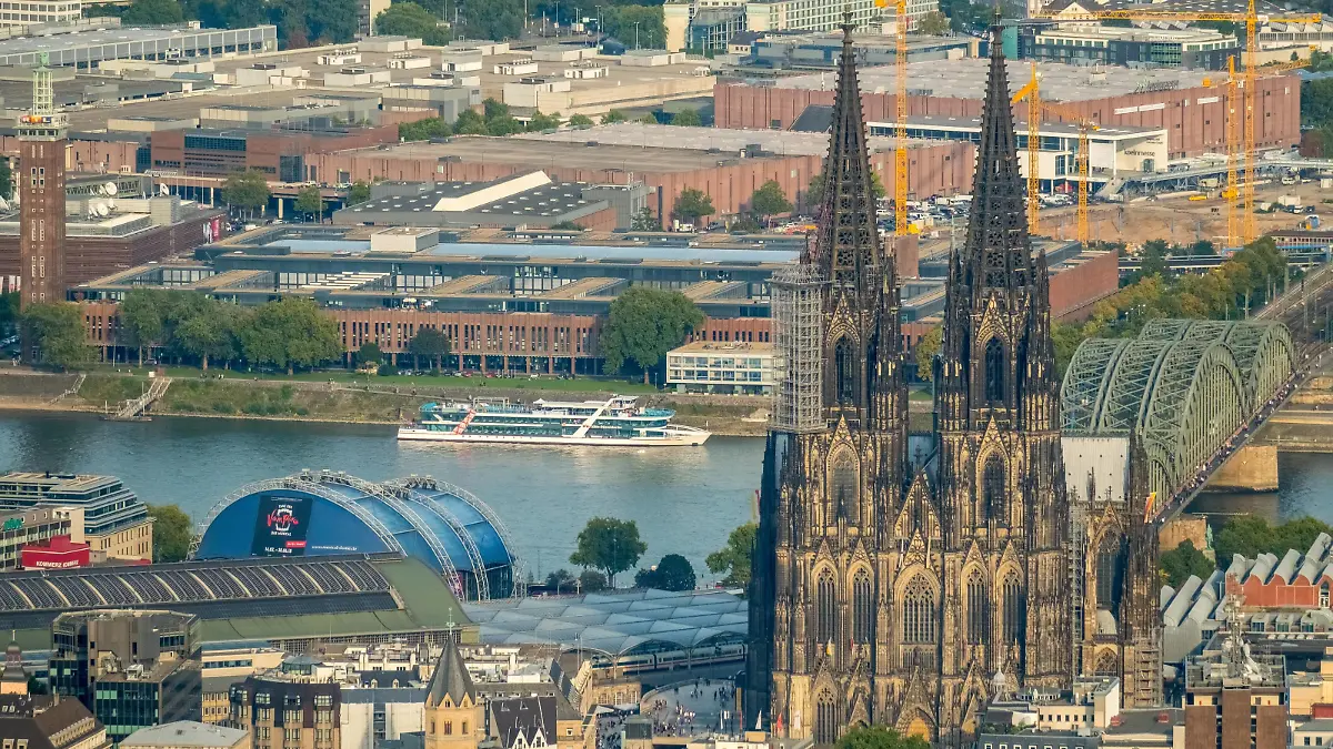 Kölner Dom, Köln-Mitte, mit der Köln-Messe im Hintergrund, Domplatte, neben Römisch-Germanisches Museum, Köln, Rheinland, Nordrhein-Westfalen, Deutschland !ACHTUNGxMINDESTHONORARx60xEURO! *** Cologne Dom Cologne centre with the Cologne trade Fair in Background Domplatte next to Roman Germanic Museum Cologne Rhineland North Rhine Westphalia Germany ACHTUNGxMINDESTHONORARx60xEURO