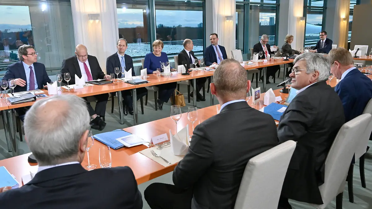 13.03.2020, Berlin: Bundeskanzlerin Angela Merkel (CDU, M) nimmt am Treffen mit Bundesministern und den Spitzenverbänden der deutschen Wirtschaft und den Gewerkschaften im Bundeskanzleramt teil. Thema sind die wirtschaftlichen Folgen durch den Coronavirus. Foto: John Macdougall/POOl AFP/dpa +++ dpa-Bildfunk +++