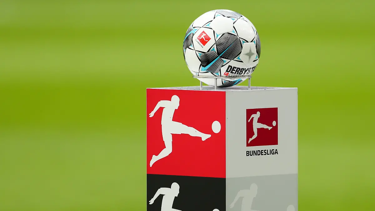 ARCHIV - 28.09.2019, Sachsen, Leipzig: Fußball: Bundesliga, 6. Spieltag, RB Leipzig - FC Schalke 04 in der Red-Bull-Arena Leipzig. Der Spielball liegt auf einem Podest im Stadion. (zu "Fußball-Bundesliga will Spielbetrieb nächste Woche unterbrechen") Foto: Jan Woitas/dpa-Zentralbild/dpa - WICHTIGER HINWEIS: Gemäß den Vorgaben der DFL Deutsche Fußball Liga bzw. des DFB Deutscher Fußball-Bund ist es untersagt, in dem Stadion und/oder vom Spiel angefertigte Fotoaufnahmen in Form von Sequenzbildern und/oder videoähnlichen Fotostrecken zu verwerten bzw. verwerten zu lassen. +++ dpa-Bildfunk +++