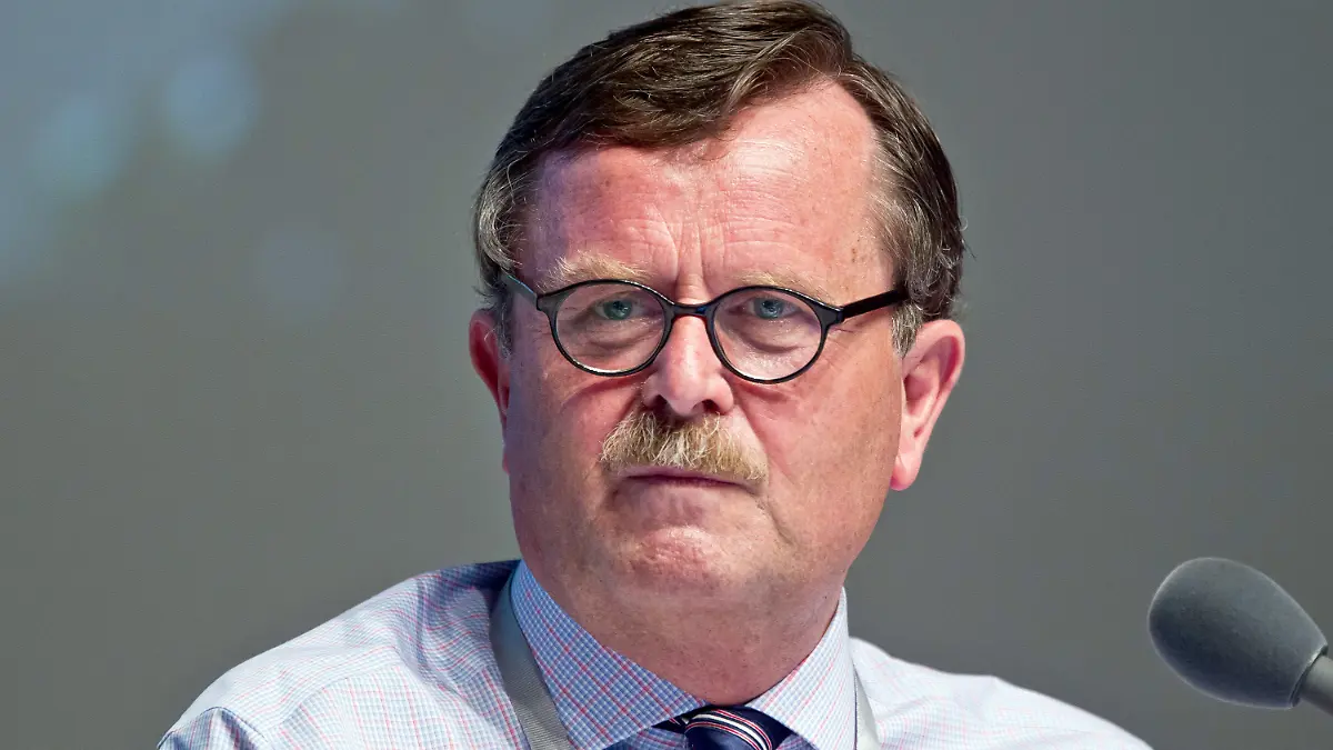 ARCHIV - Im Göttinger Organspendeskandal sieht der Präsident der Bundesärztekammer, Frank Ulrich Montgomery (Foto vom 23.05.2012), die Kliniken in der Pflicht. «Es muss geklärt werden, ob bei der Auswahl von
Führungspersonal für die Transplantationsmedizin wirklich
gewissenhaft gearbeitet wird. Da stehen die Klinikträger in besonderer Verantwortung», sagte Montgomery der «Passauer Neuen
Presse» vom Samstag (28.07.2012). Foto: Daniel Karmann dpa (zu dpa-Meldung vom 28.07.2012)  +++(c) dpa - Bildfunk+++