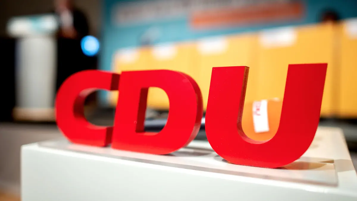 27.02.2020, Niedersachsen, Hameln: Das Logo mit den Buchstaben der CDU steht beim Kleinen Parteitag der CDU Niedersachsen im Weserbergland-Zentrum auf einem Rednerpult. Das Thema des Parteitreffens ist anstehende Wahl des Parteivorsitzes auf Bundesebene. Foto: Hauke-Christian Dittrich/dpa +++ dpa-Bildfunk +++