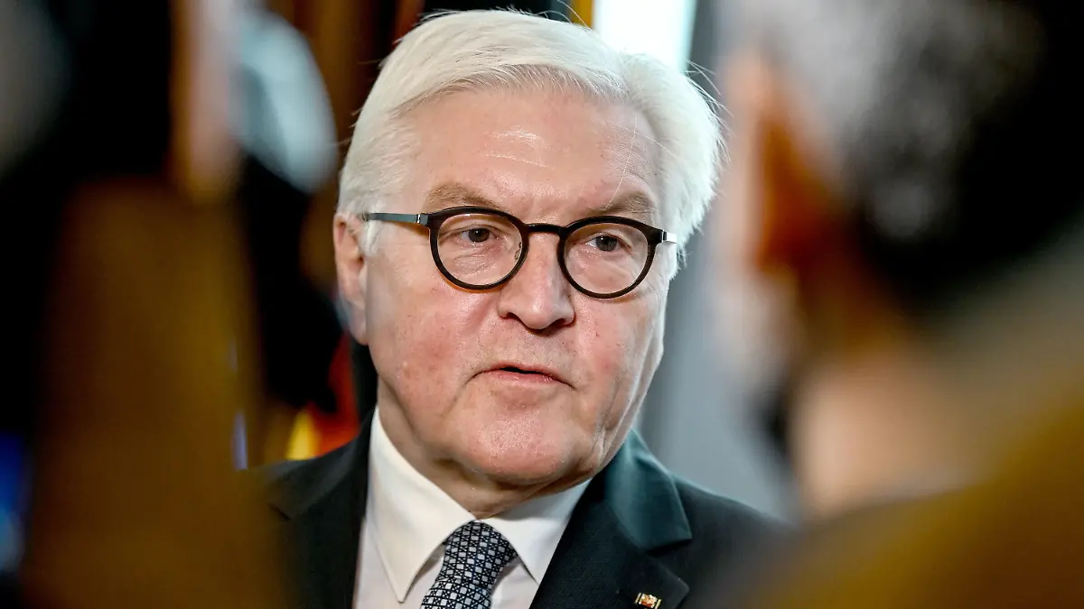 ARCHIV - 31.10.2019, USA, Boston: Bundespräsident Frank-Walter Steinmeier spricht zu Journalisten. (zu dpa «Bundespräsident bei Diskussion zu Gewalt gegen Kommunalpolitiker») Foto: Britta Pedersen/zb/dpa +++ dpa-Bildfunk +++