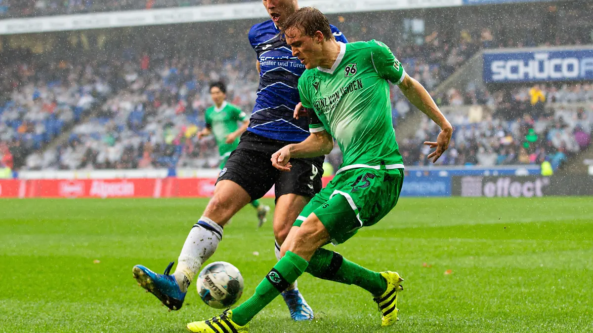 Erster Fußball-Profi mit dem Coronavirus infiziert.