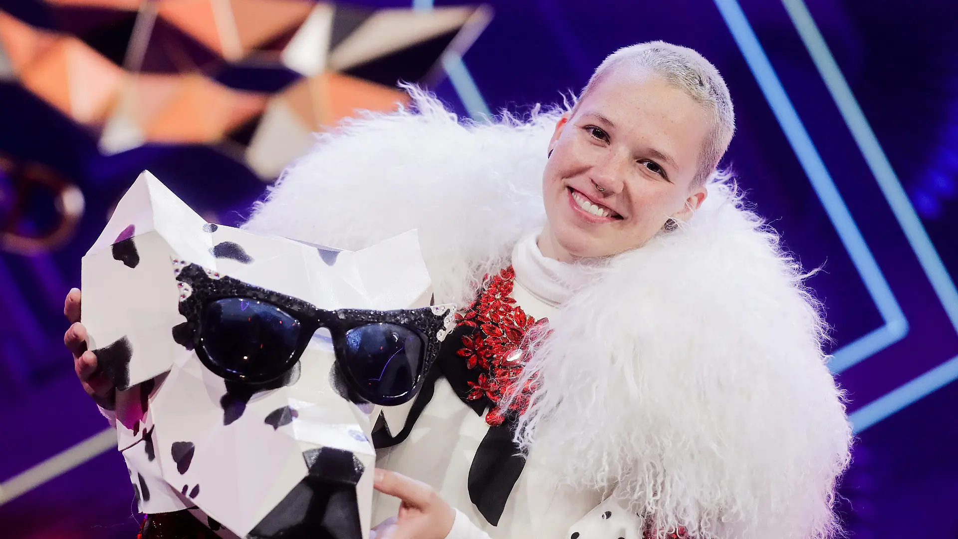11.03.2020, Nordrhein-Westfalen, Köln: Stefanie Heinzmann, Sängerin, steht als enttarnte Figur «Der Dalmatiner» nach der Prosieben-Show «The Masked Singer» auf der Bühne. Foto: Rolf Vennenbernd/dpa +++ dpa-Bildfunk +++