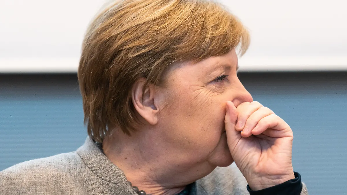 10.03.2020, Berlin: Bundeskanzlerin Angela Merkel (CDU), fasst sich vor Beginn der Sitzung der CDUCSU Fraktionssitzung im Bundestag an die Nase. Thema der Sitzung war unter anderem die Bekämpfung des neuen Coronavirus. Foto: Michael Kappeler/dpa +++ dpa-Bildfunk +++