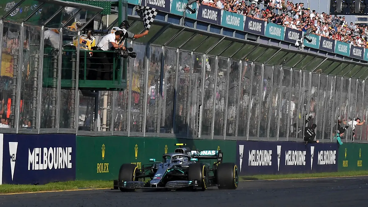 ARCHIV - 17.03.2019, Australien, Melbourne: Formel 1: Großer Preis von Australien: Mercedes-Pilot Valterri Bottas aus Finnland überquert mit seinem Mercedes die Ziellinie und gewinnt den Großen Preis von Australien. Das Formel-1-Auftaktwochenende im australischen Melbourne soll trotz der anhaltenden Krise durch das neue Coronavirus wie geplant mit Zuschauern stattfinden. Foto: Andy Brownbill/AP/dpa +++ dpa-Bildfunk +++