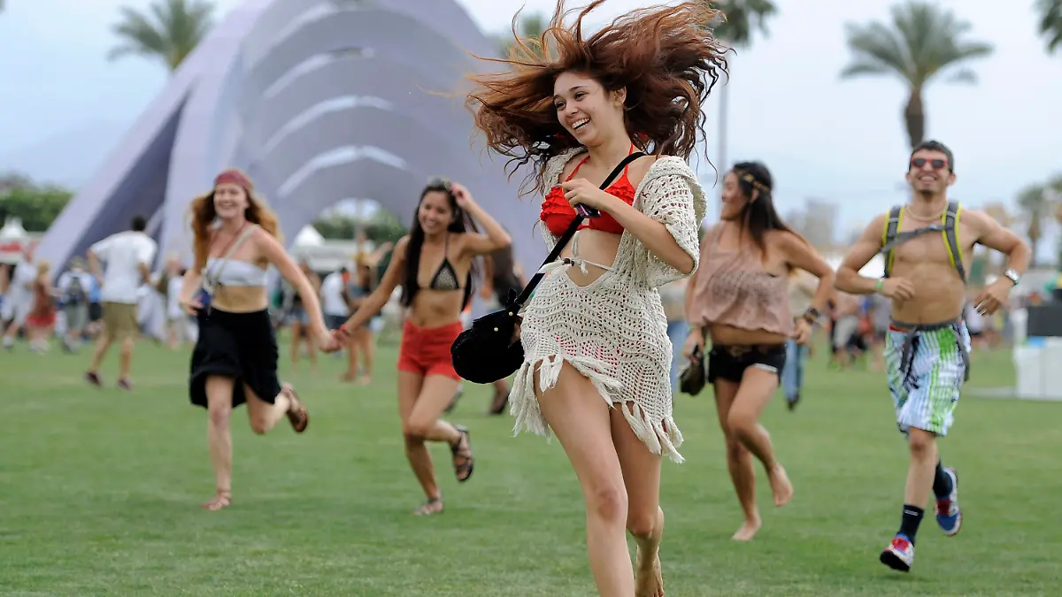 ARCHIV - 13.04.2012, USA, Indio: Festivalbesucher laufen zur Hauptbühne des CCoachella-Festivals. Das legendäre Coachella-Festival in Kalifornien wird wegen der Ausbreitung des neuartigen Coronavirus nicht wie ursprünglich geplant Mitte April stattfinden. Foto: Chris Pizzello/AP/dpa +++ dpa-Bildfunk +++