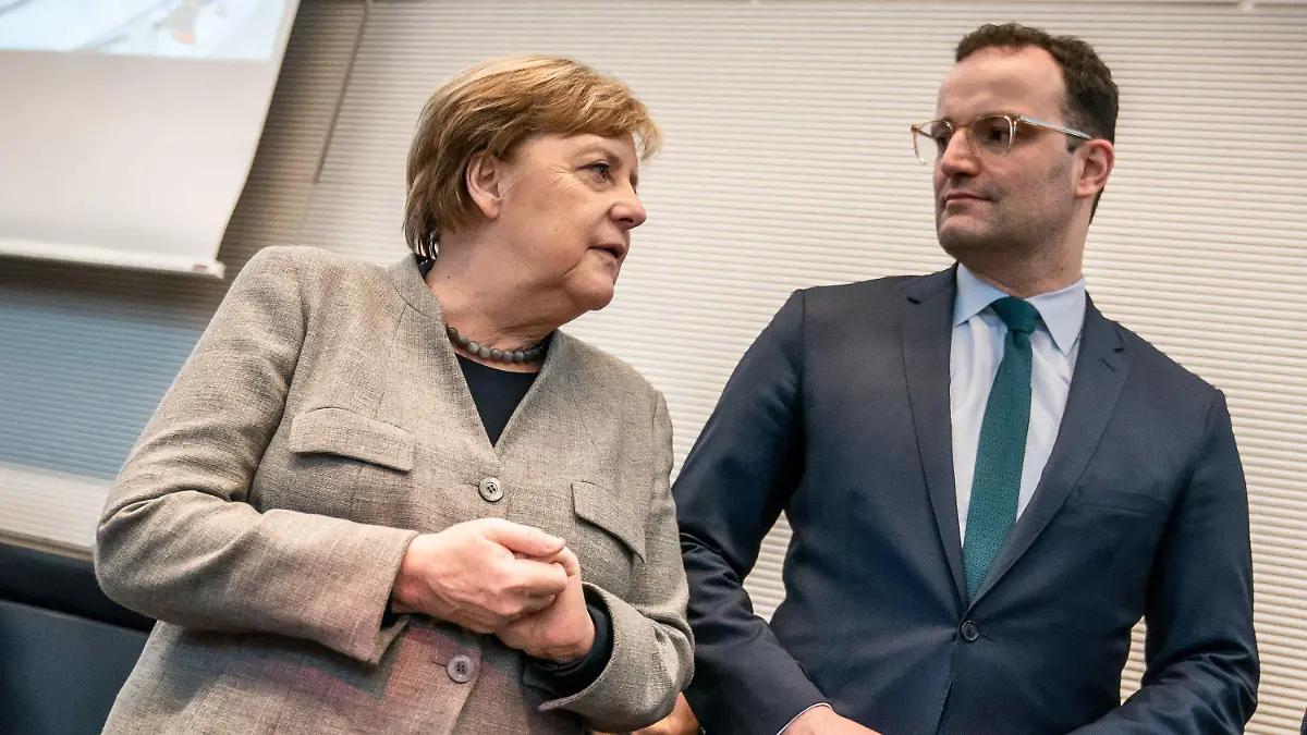 10.03.2020, Berlin: Bundeskanzlerin Angela Merkel (CDU), spricht mit Jens Spahn (CDU), Bundesminister für Gesundheit, vor Beginn der Sitzung der CDU/CSU Fraktionssitzung im Bundestag. Thema der Sitzung war unter anderem die Bekämpfung des neuen Coronavirus. Foto: Michael Kappeler/dpa +++ dpa-Bildfunk +++