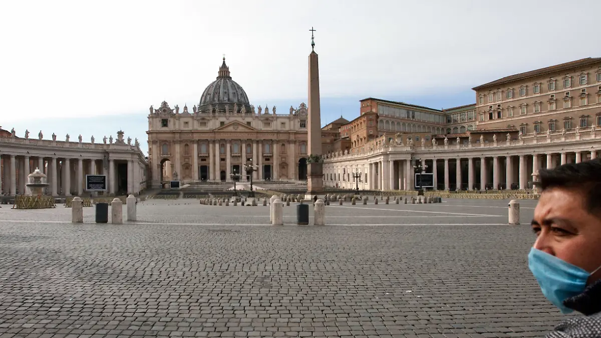 10.03.2020, Italien, Rom: Ein Mann trägt eine Mundschutzmaske, während er auf den leeren Petersplatz schaut, wo der Vatikan eine neue Barrikade am Rande des Platzes errichtet hat. Die italienische Regierung weitet Sperrungen und Einschränkungen der Bewegungsfreiheit wegen der Coronavirus-Krise auf das ganze Land aus. Foto: Andrew Medichini/AP/dpa +++ dpa-Bildfunk +++