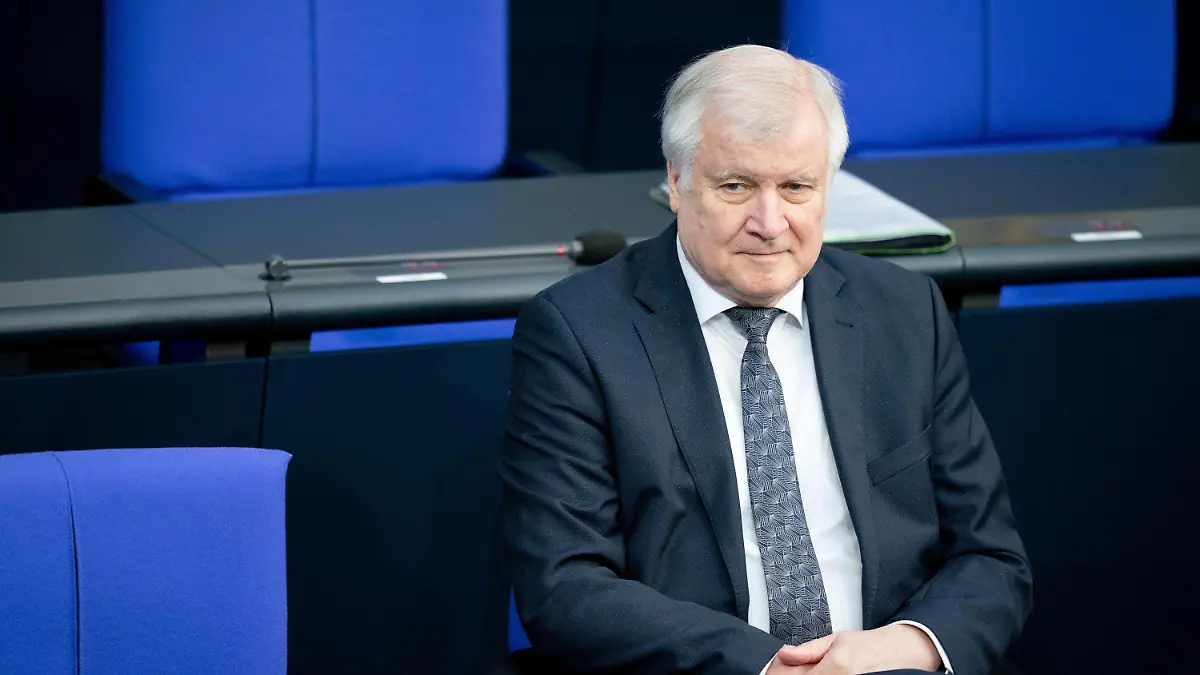 05.03.2020, Berlin: Horst Seehofer (CSU), Bundesminister des Innern, für Bau und Heimat, nimmt an der Sitzung des Bundestages teil. Thema der Debatte war der Kampf gegen Hass und rechten Terror in Deutschland. Foto: Kay Nietfeld/dpa +++ dpa-Bildfunk +++