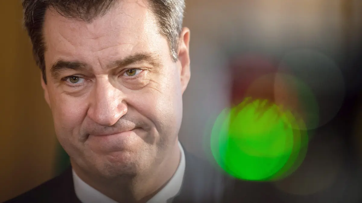 ARCHIV - 03.03.2020, Bayern, Hof (saale): Der Bayerische Ministerpräsident Markus Söder (CSU) spricht mit Medienvertretern. Angesichts des sich ausbreitenden Coronavirus sollte die Bundesregierung aus Sicht von CSU-Chef Markus Söder ein Notfall-Konzept für betroffene Unternehmen erarbeiten. (zu dpa «Söder fordert Corona-Notfallkonzept zum Schutz der Wirtschaft») Foto: Nicolas Armer/dpa +++ dpa-Bildfunk +++