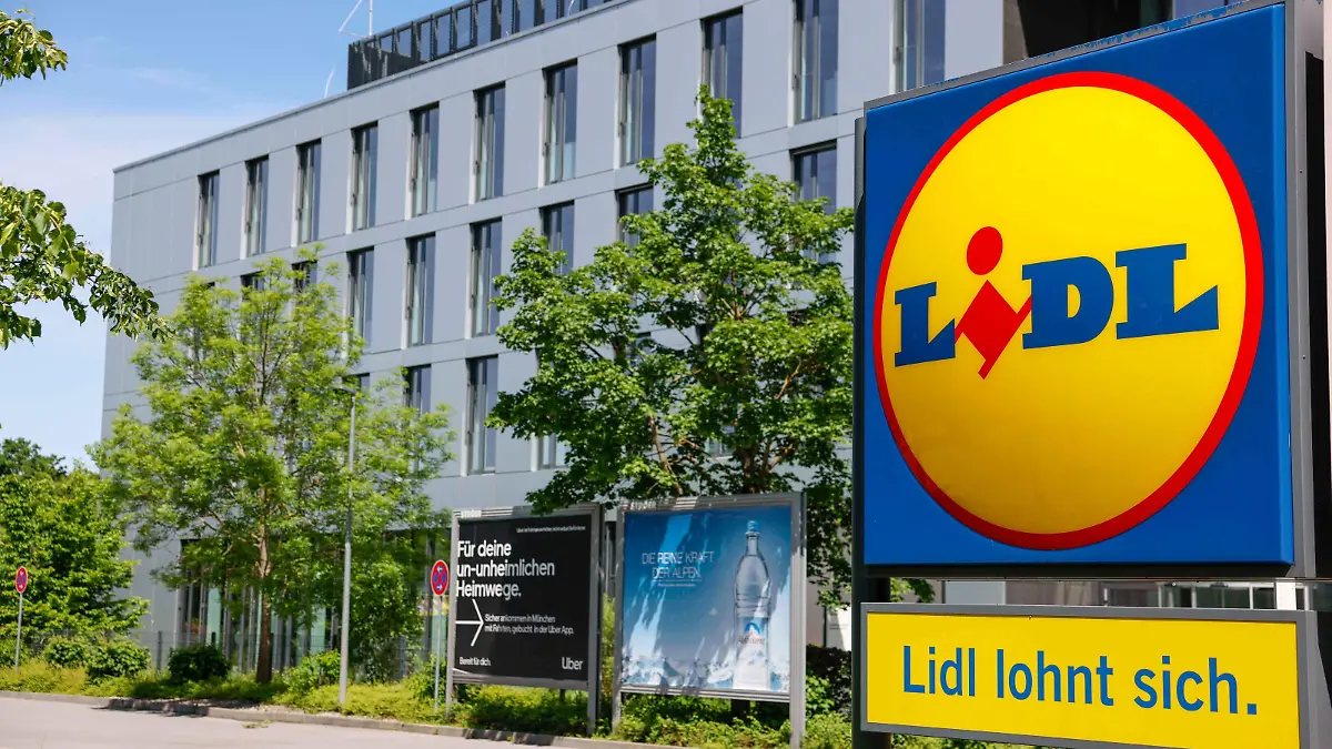 Lidl Logo an der Einfahrt zu einem Lidl Lebensmittel Discounter am 22.05.2022 in München. Lidl ist ein international tätiges deutsches Discountunternehmen mit Sitz im baden-württembergischen Neckarsulm. Foto: Revierfoto