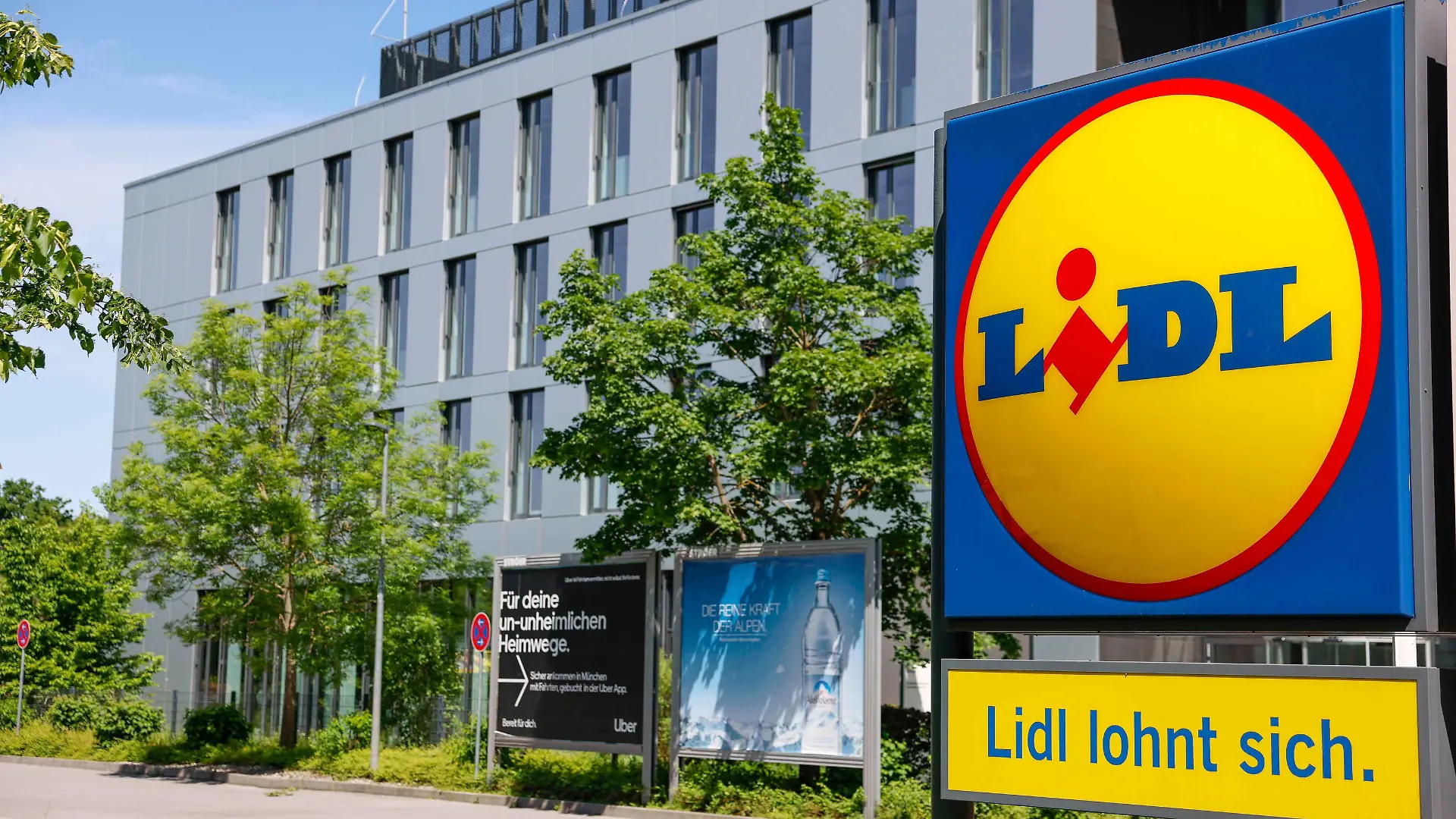 Lidl Logo an der Einfahrt zu einem Lidl Lebensmittel Discounter am 22.05.2022 in München. Lidl ist ein international tätiges deutsches Discountunternehmen mit Sitz im baden-württembergischen Neckarsulm. Foto: Revierfoto