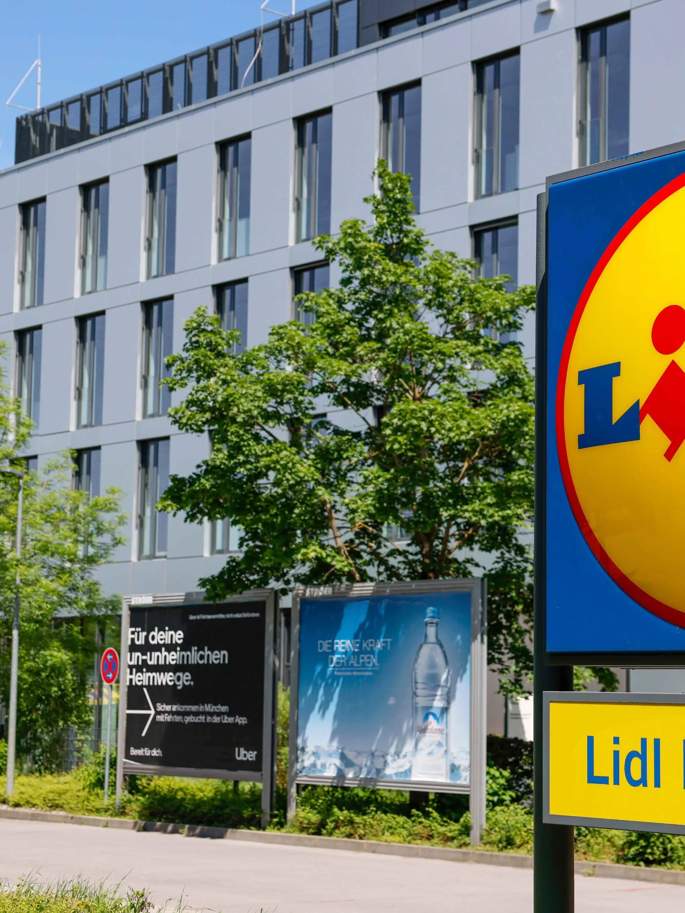 Lidl Logo an der Einfahrt zu einem Lidl Lebensmittel Discounter am 22.05.2022 in München. Lidl ist ein international tätiges deutsches Discountunternehmen mit Sitz im baden-württembergischen Neckarsulm. Foto: Revierfoto