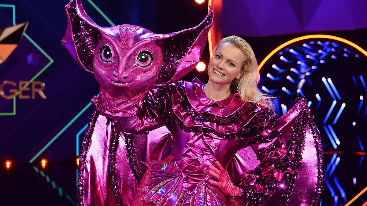 17.03.2020, Nordrhein-Westfalen, Köln: HANDOUT - Franziska Knuppe, Model, steht als enttarnte Figur "Die Fledermaus in der Prosieben-Show "The Masked Singer" auf der Bühne. Foto: Willi Weber/ProSieben/dpa - ACHTUNG: Nur zur redaktionellen Verwendung im Zusammenhang mit einer Berichterstattung über die Sendung und nur mit vollständiger Nennung des vorstehenden Credits. Das Foto darf nicht verändert und nur im vollen Ausschnitt verwendet werden. Keine Archivierung. +++ dpa-Bildfunk +++