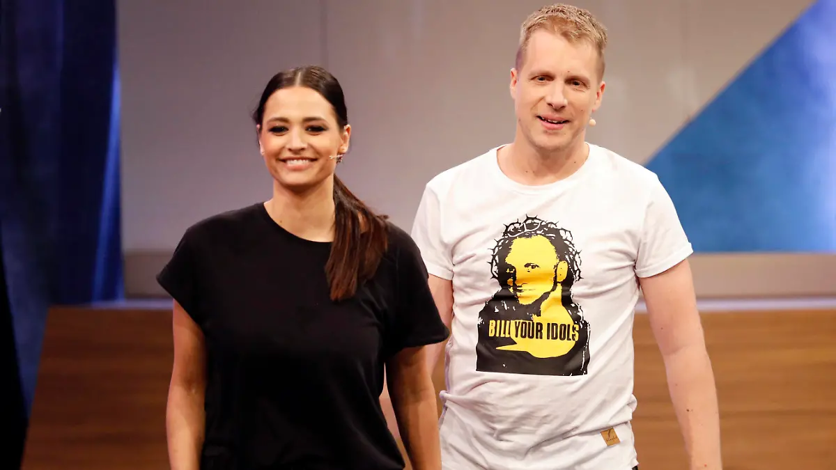  Oliver Pocher mit Ehefrau Amira Pocher in der RTL-Live-Show Pocher vs. Wendler - Schluss mit lustig in den NOBEO Studios. Köln-Hürth, 01.03.2020 *** Oliver Pocher with his wife Amira Pocher in the RTL live show Pocher vs Wendler End with funny in the NOBEO Studios Cologne Hürth, 01 03 2020 Foto:xC.xHardtx/xFuturexImage