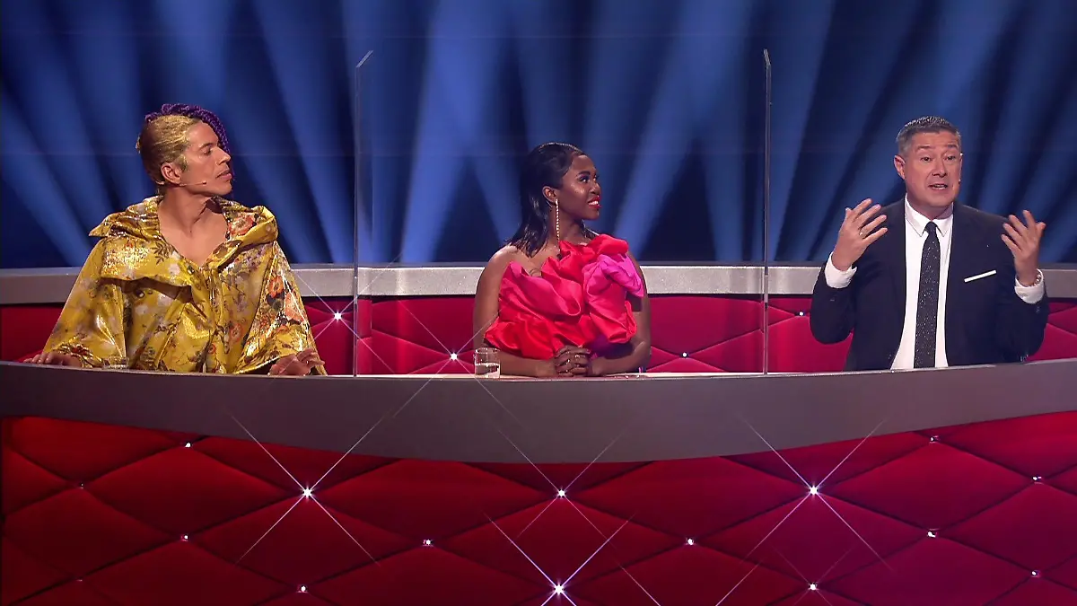 In der 7. Show sind die Juroren mit Plexiglasscheiben voneinander getrennt.
