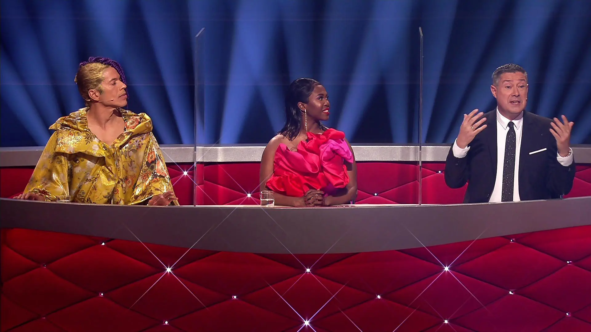 In der 7. Show sind die Juroren mit Plexiglasscheiben voneinander getrennt.