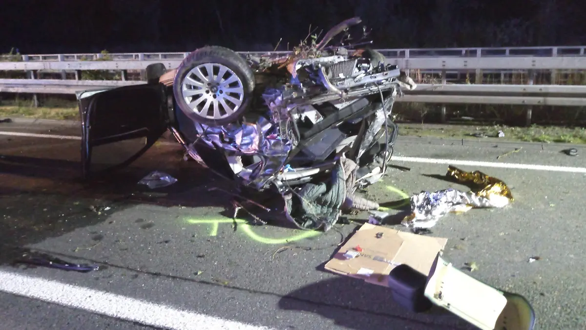 HANDOUT - 26.09.2022, Nordrhein-Westfalen, Gevelsberg: Ein Autowrack liegt auf der A1 bei Gevelsberg. Der Fahrer hat sich am Montag mit dem Wagen überschlagen und dabei schwer verletzt. (zu dpa «Mann aus zerstörtem Auto gerettet - schwer verletzt») Foto: Feuerwehr Gevelsberg/dpa - ACHTUNG: Nur zur redaktionellen Verwendung im Zusammenhang mit der aktuellen Berichterstattung und nur mit vollständiger Nennung des vorstehenden Credits +++ dpa-Bildfunk +++