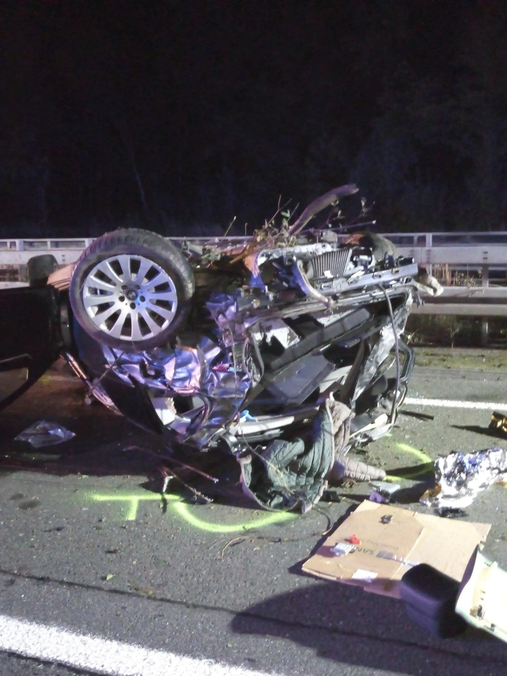 HANDOUT - 26.09.2022, Nordrhein-Westfalen, Gevelsberg: Ein Autowrack liegt auf der A1 bei Gevelsberg. Der Fahrer hat sich am Montag mit dem Wagen überschlagen und dabei schwer verletzt. (zu dpa «Mann aus zerstörtem Auto gerettet - schwer verletzt») Foto: Feuerwehr Gevelsberg/dpa - ACHTUNG: Nur zur redaktionellen Verwendung im Zusammenhang mit der aktuellen Berichterstattung und nur mit vollständiger Nennung des vorstehenden Credits +++ dpa-Bildfunk +++