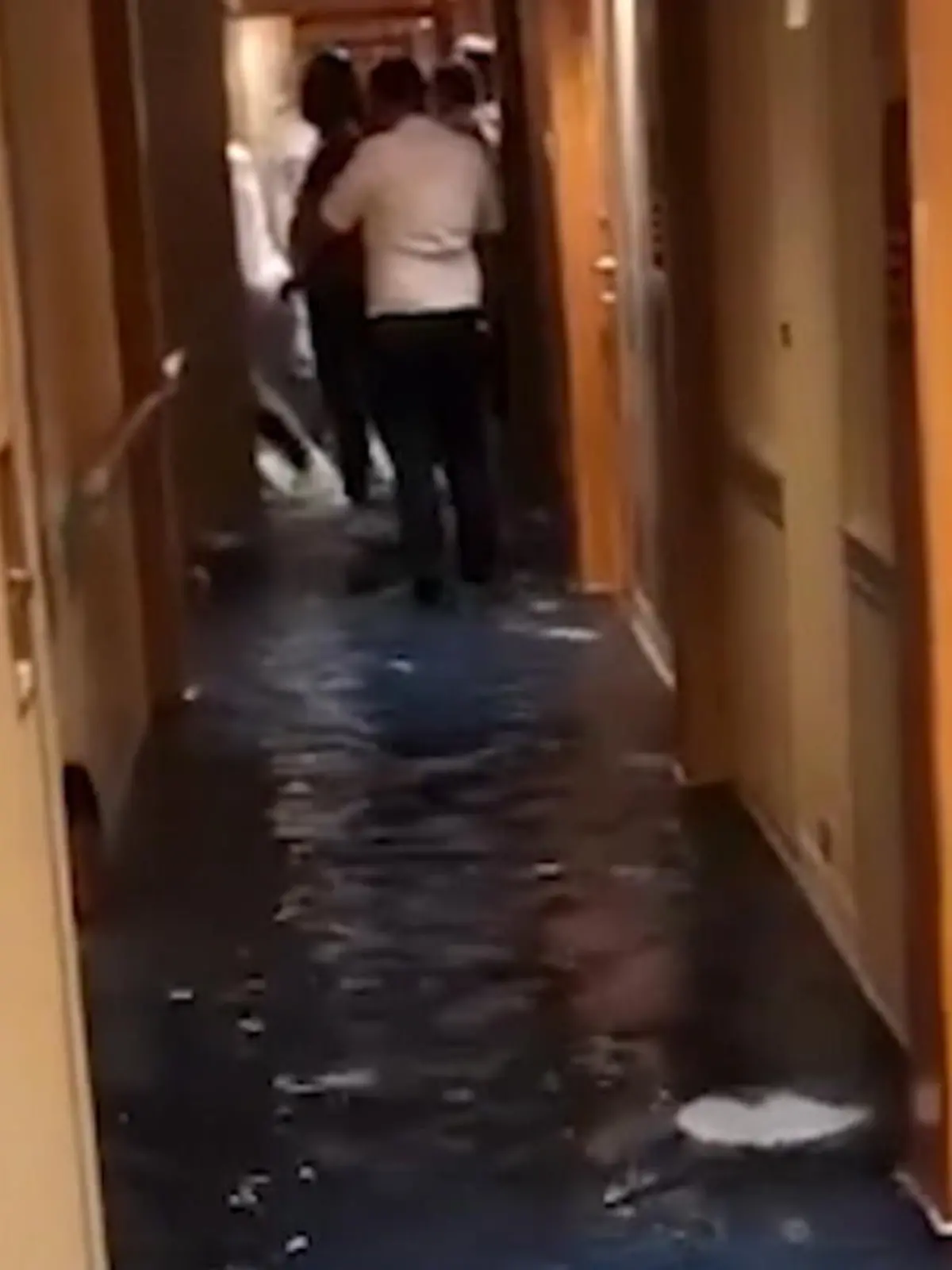 Da möchte man ungern in der Haut der Kreuzfahrt-Passagiere stecken: Vor den Kabinen der Gäste steht das Wasser knöchelhoch. Glücklicherweise gibt es eine plausible Erklärung für das ganze Wasser.