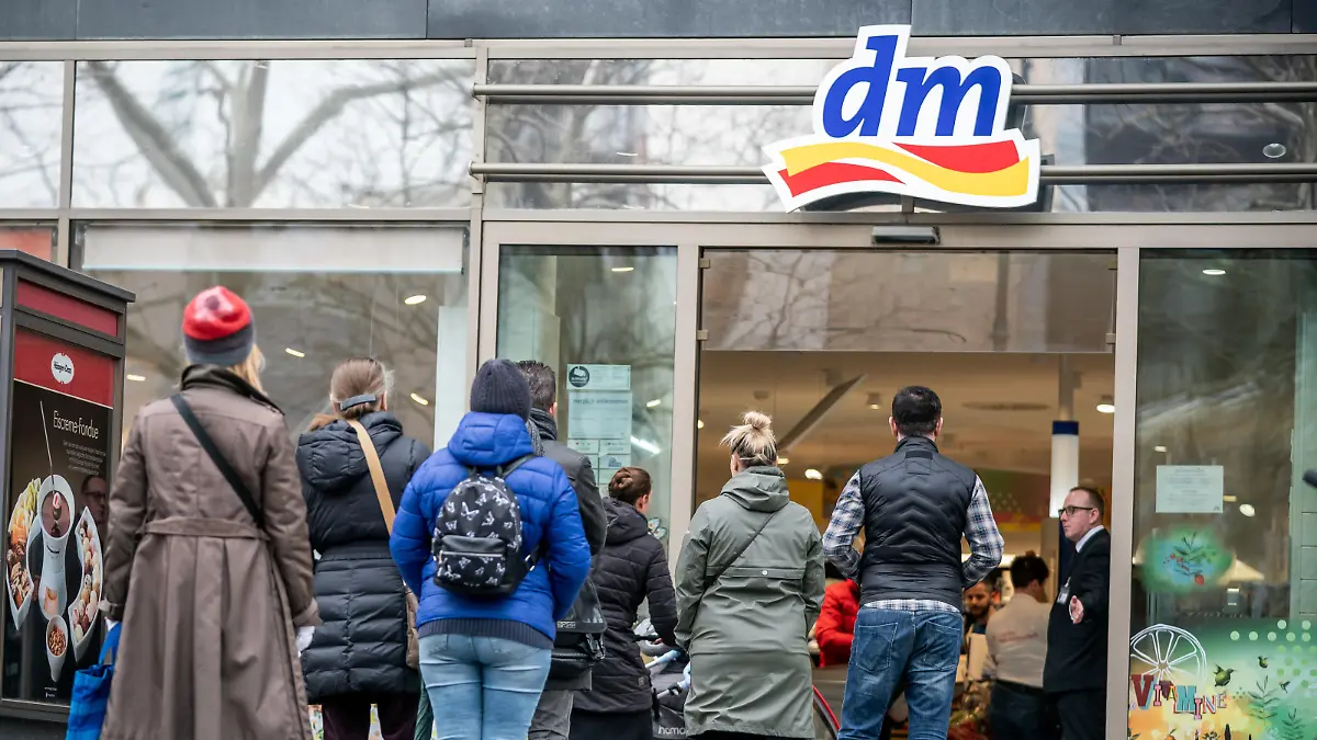Schlange vor einer dm-Filiale