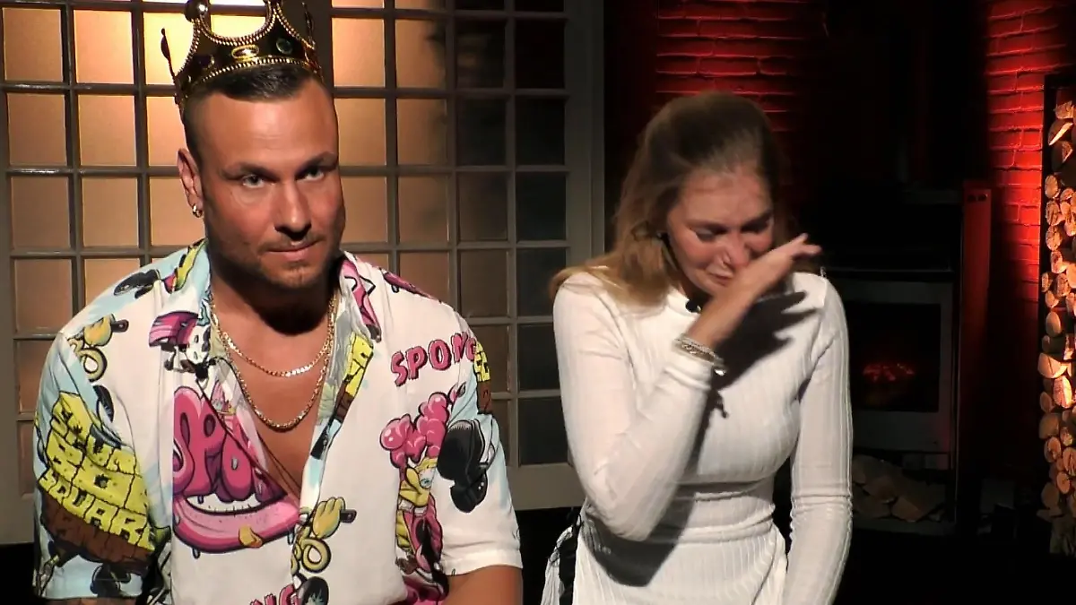 Völlig aufgelöst bricht Katha das Interview mit Eric ab.