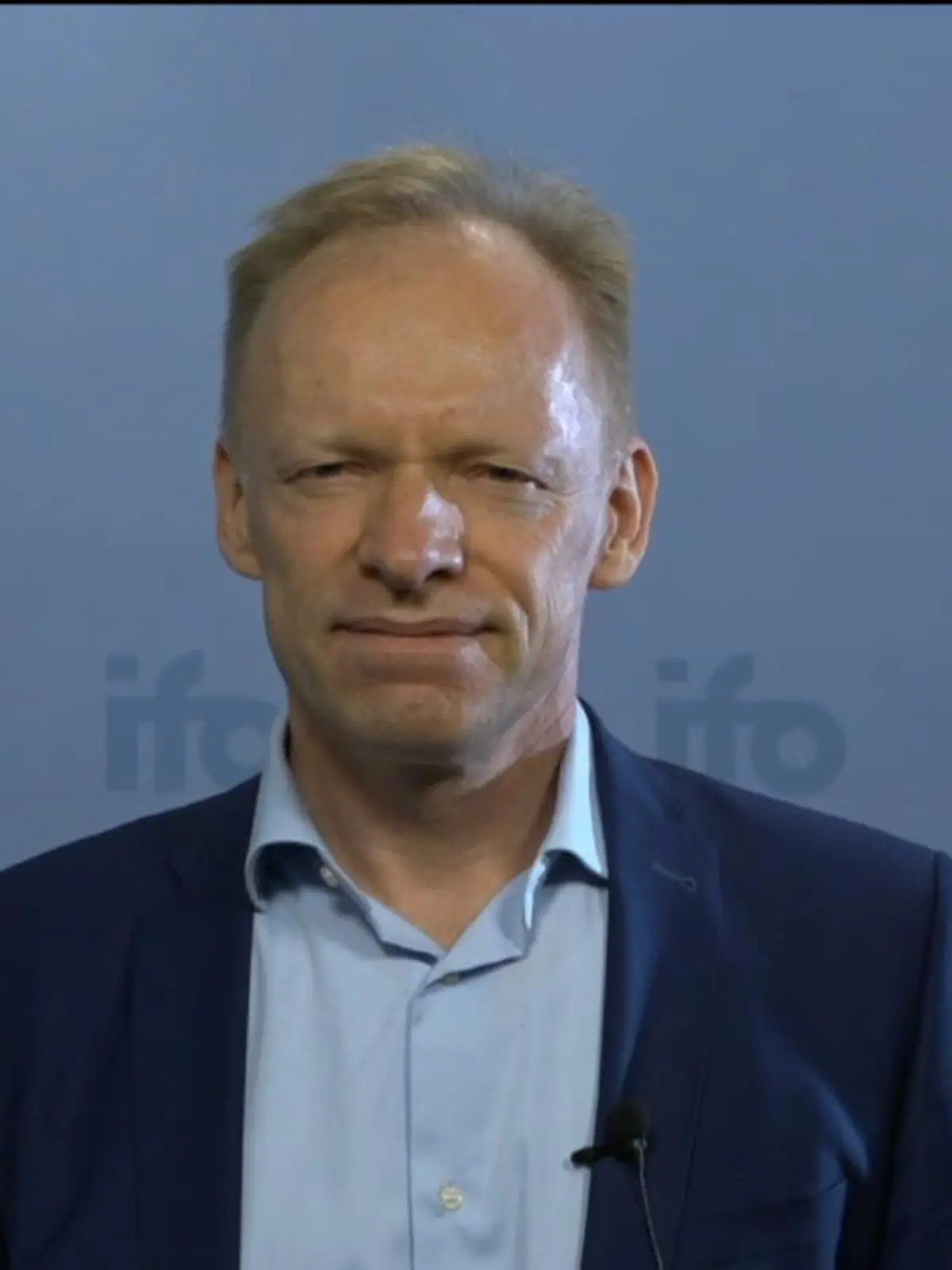 Die Stimmung in der deutschen Wirtschaft hat sich im September deutlich verschlechtert. Der Ifo-Geschäftsklimaindex ist ordentlich gefallen: auf den niedrigsten Wert seit Mai 2020. In allen Wirtschaftsbereichen bewerteten die Unternehmen ihre Lage schlechter. Und auch der Ausblick ist düster. Im verarbeitenden Gewerbe gehen die Auftragsbestände zurück. Und vor allem auch im Gastgewerbe befürchtet man schwere Zeiten.