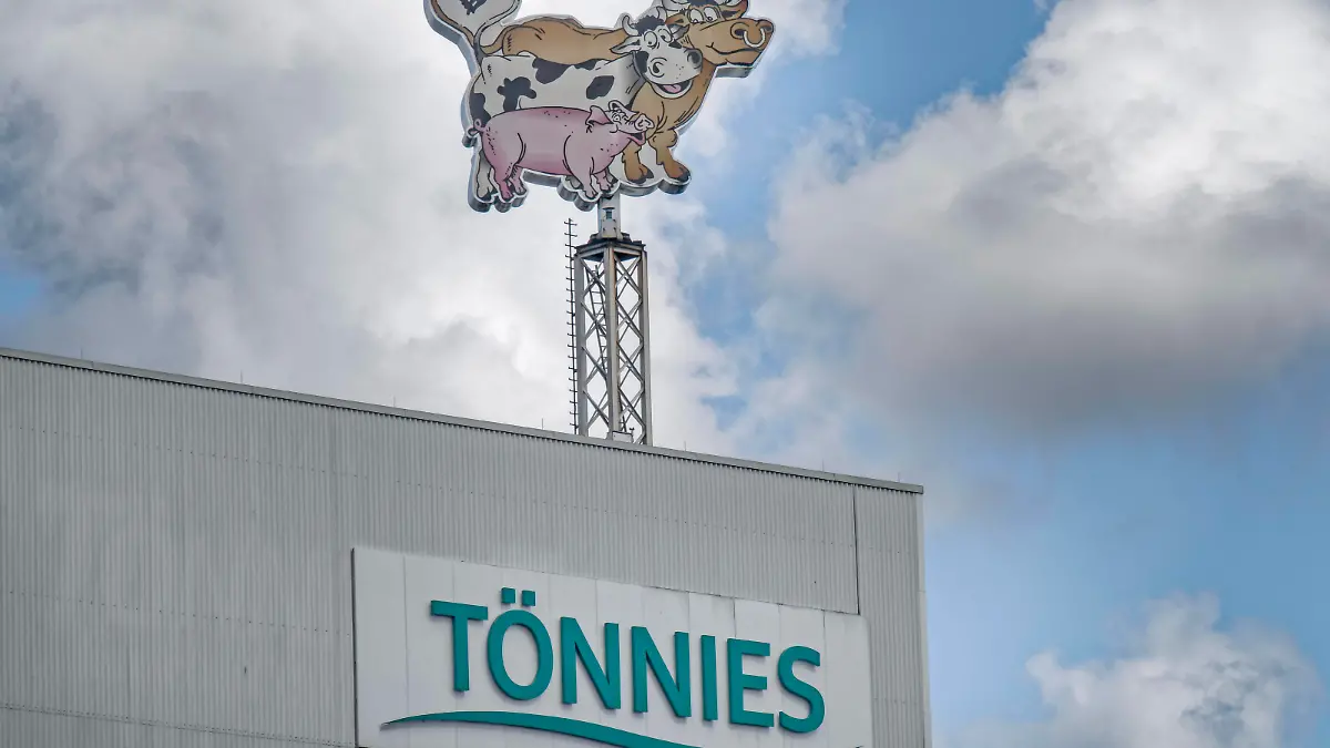 Tönnies Fleischfabrik, Logo der Lebensmittelfirma Tönnies am Hauptsitz in Rheda-Wiedenbrück. Tönnies Fleischfabrik, Logo der Lebensmittelfirma Tönnies am Hauptsitz in Rheda-Wiedenbrück. Durch miserable Arbeitsbedinungen und Convid-19 Infizierung der Mitarbeiter in Verruf geraten. *** Tönnies Fleischfabrik, logo of the food company Tönnies at the headquarters in Rheda Wiedenbrück Tönnies Fleischfabrik, logo of the food company Tönnies at the headquarters in Rheda Wiedenbrück Disrepute due to miserable working conditions and Convid 19 infection of employees