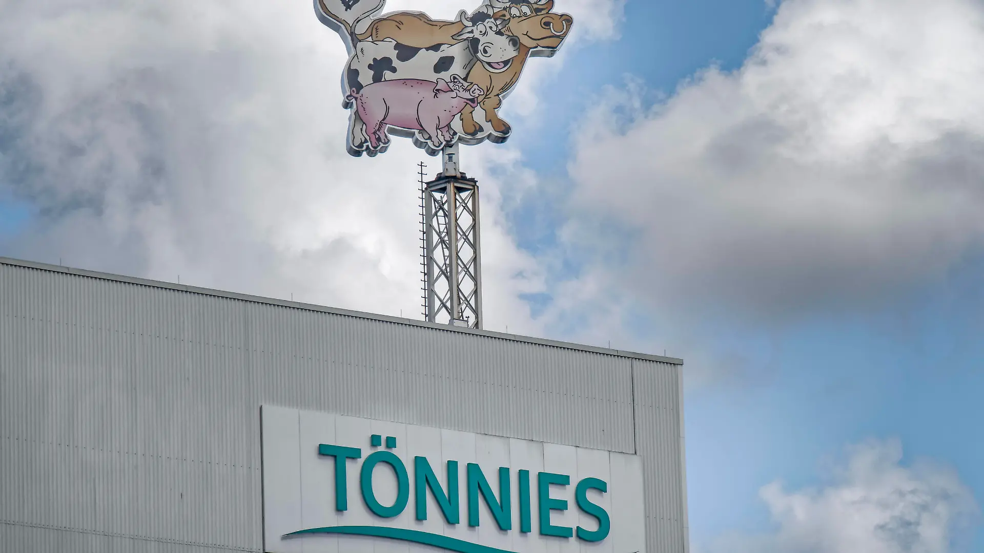 Tönnies Fleischfabrik, Logo der Lebensmittelfirma Tönnies am Hauptsitz in Rheda-Wiedenbrück. Tönnies Fleischfabrik, Logo der Lebensmittelfirma Tönnies am Hauptsitz in Rheda-Wiedenbrück. Durch miserable Arbeitsbedinungen und Convid-19 Infizierung der Mitarbeiter in Verruf geraten. *** Tönnies Fleischfabrik, logo of the food company Tönnies at the headquarters in Rheda Wiedenbrück Tönnies Fleischfabrik, logo of the food company Tönnies at the headquarters in Rheda Wiedenbrück Disrepute due to miserable working conditions and Convid 19 infection of employees