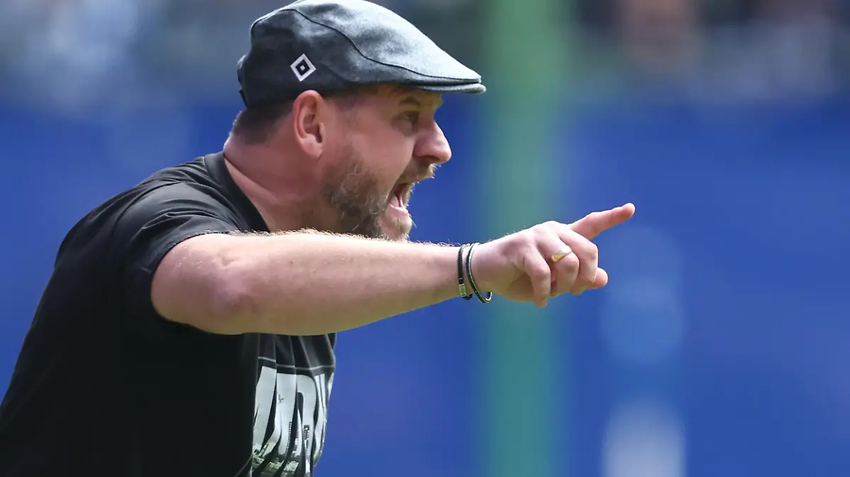 Hamburgs Trainer Steffen Baumgart beim Spiel der 2. Bundesliga Hamburger SV vs SV Elversberg im Volksparkstadion in Hamburg / 250224