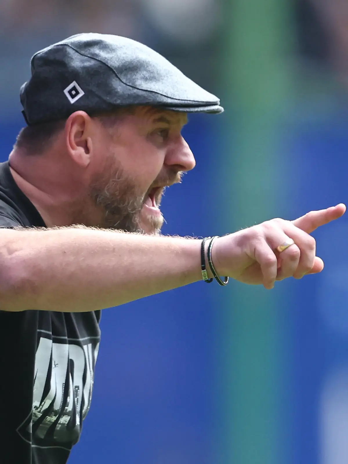 Hamburgs Trainer Steffen Baumgart beim Spiel der 2. Bundesliga Hamburger SV vs SV Elversberg im Volksparkstadion in Hamburg / 250224

