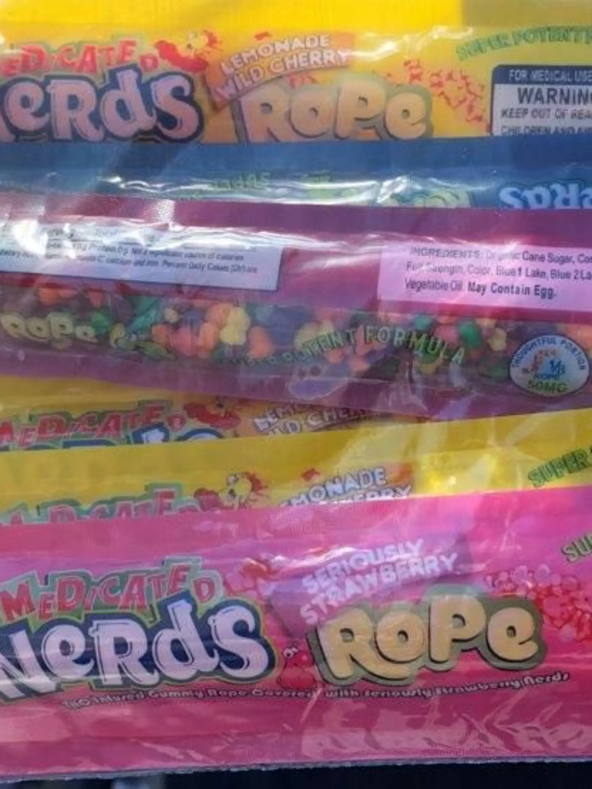 Die Cannabis-Bonbons sehen echten Süßigkeiten zum Verwechseln ähnlich