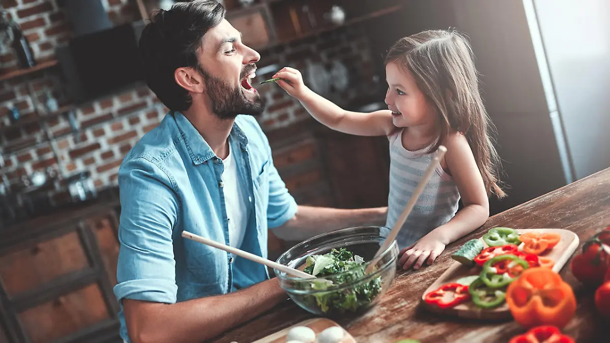 Gesund ernähren: Gemeinsames Kochen mit Kindern macht Spaß