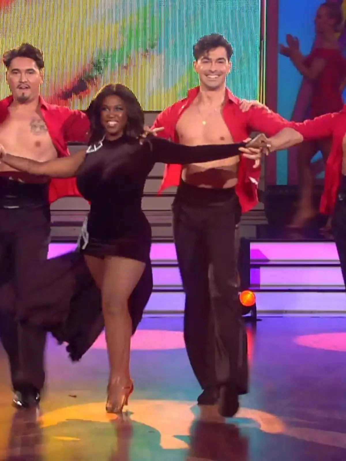 Motsi Mabuse tanzt mit den "Let's Dance"-Profitänzern