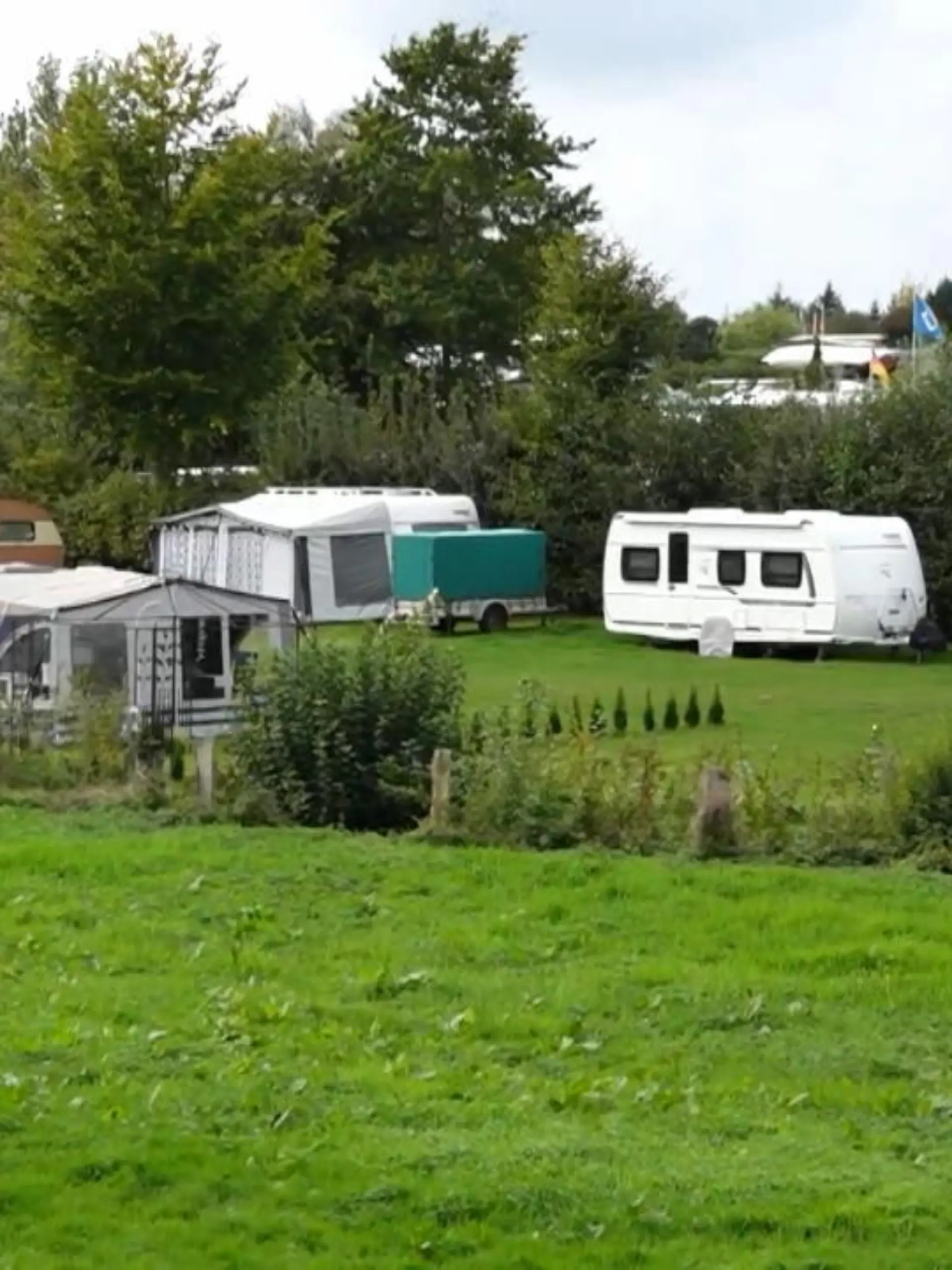 Auf einem Campingplatz in Bösdorf ist in der Nacht zu Sonntag ein sechsjähriger Junge erstochen worden. Sein Vater alarmierte die Polizei und gab an, sein Kind selbst getötet zu haben, berichten Ermittler.