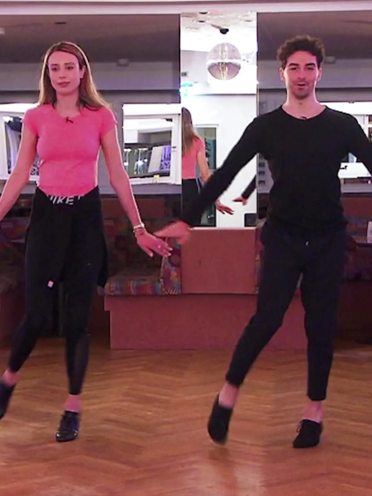Loiza Lamers und Profitänzer Andrzej Cibis zeigen, wie man einen Charleston tanzt.