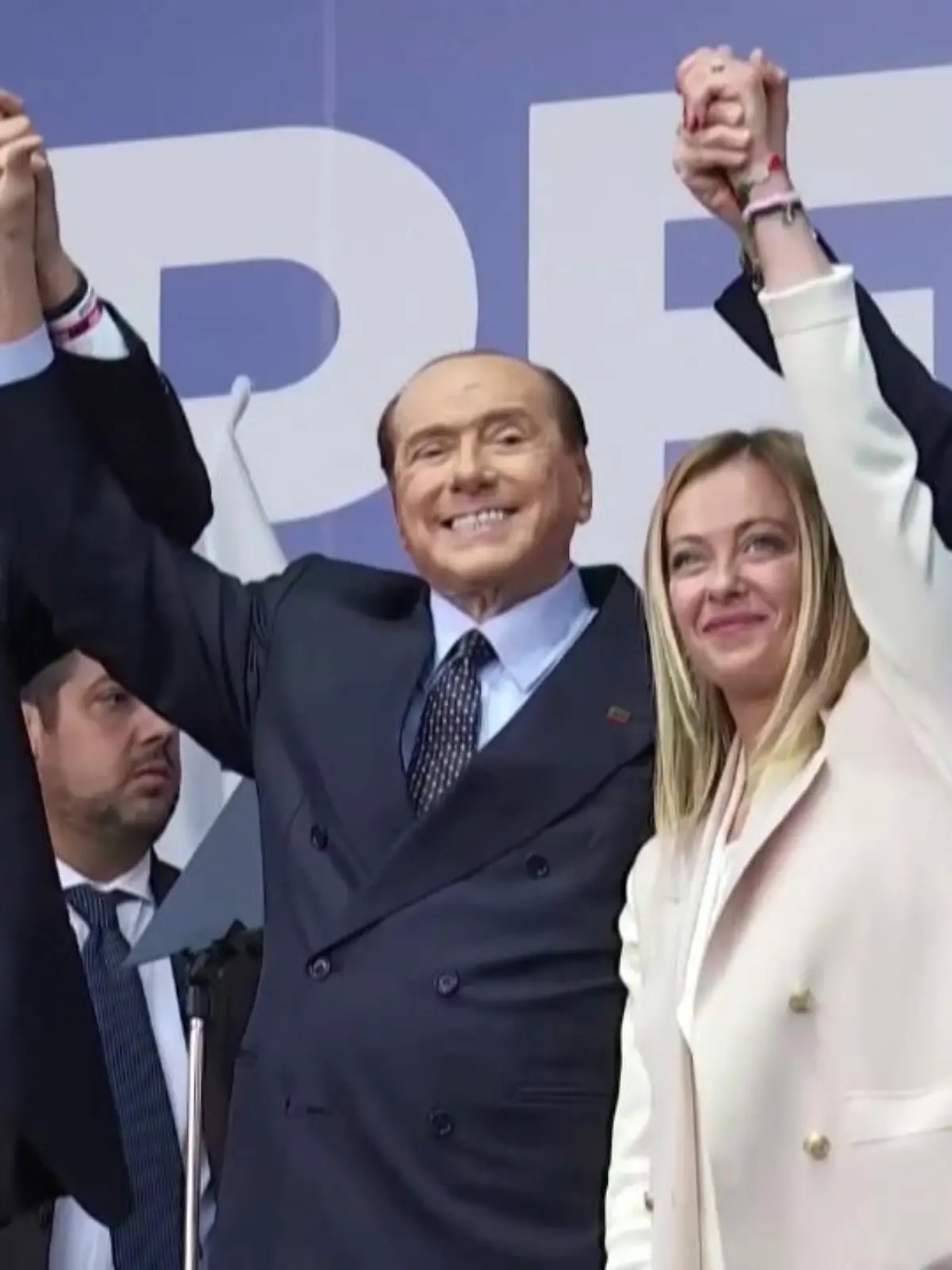 Nach ersten Hochrechnungen wird Giorgia Meloni von der Rechtsaußen-Partei Fratelli d'Italia die neue Regierung in Italien anführen. Für die EU geht es jetzt erstmal in eine ungewisse Richtung - in Brüssel ist die Sorge groß, dass mit diesem Wahlsieg das Fundament und die gemeinsamen Werte der EU gefährdet sind. Und auch der Euro sackte am Morgen schon auf ein neues 20-Jahrestief.