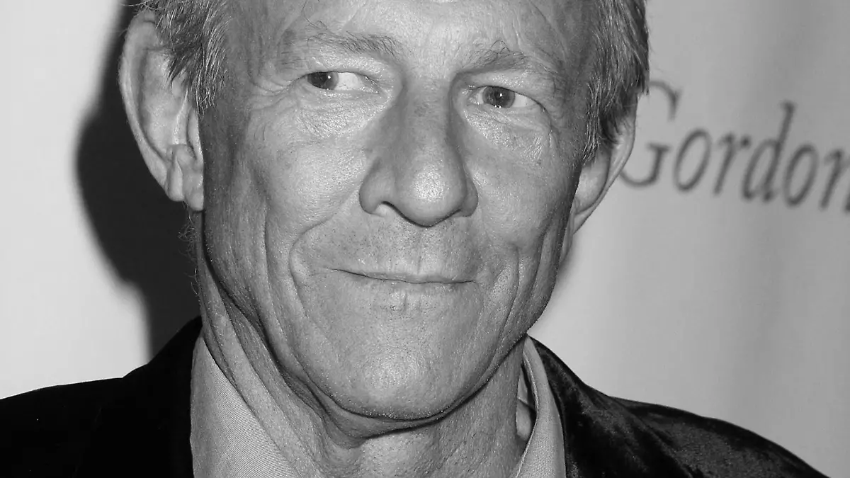 ARCHIV - 03.06.2014, USA, New York: Fotograf Peter Beard kommt zur Verleihung der Gordon Parks Foundation Awards. Beard ist tot. Nachdem er rund drei Wochen lang als vermisst galt, sei seine Leiche in einem Naturpark bei Montauk an der Ostspitze der Halbinsel Long Island im US-Bundesstaat New York gefunden worden, berichteten US-Medien unter Berufung auf die Familie des Fotografen. Foto: Nancy Kaszerman/Zuma Press/dpa +++ dpa-Bildfunk +++