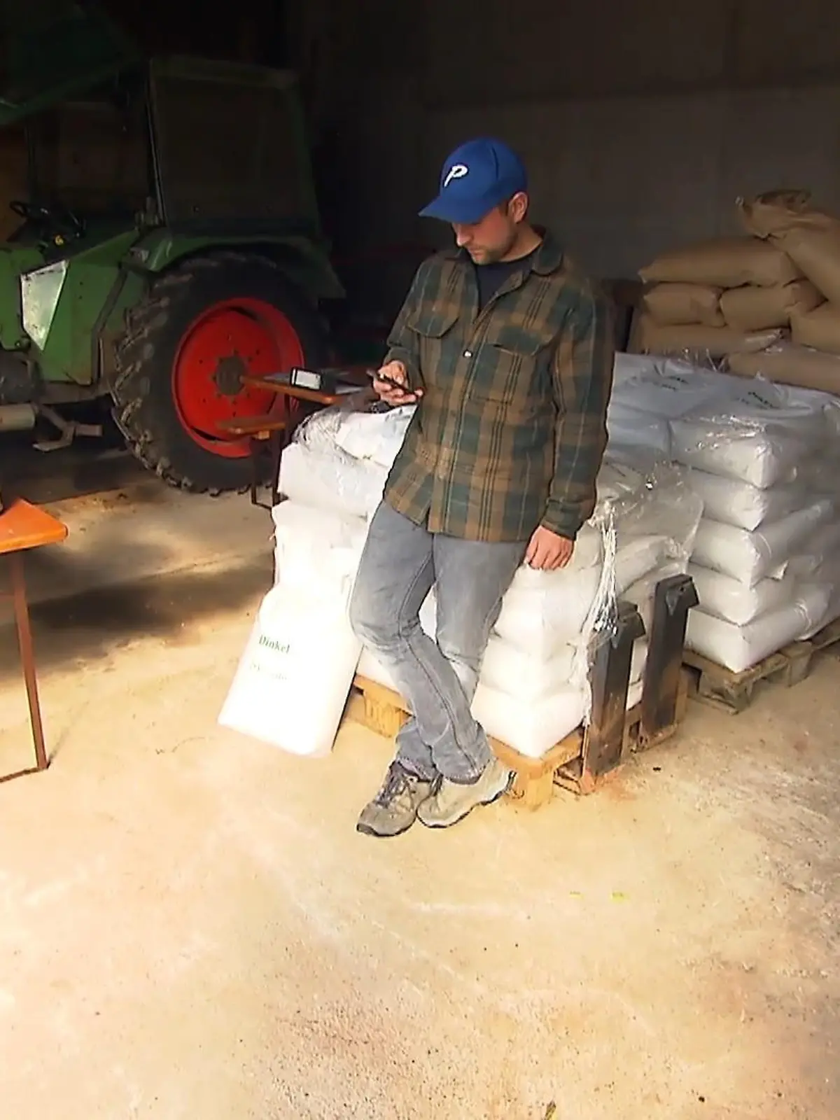 Dinkelmehl, Dinkelflocken, Dinkelbrötchen – die Nachfrage der Verbraucher nach Produkten mit dem alternativen Getreide ist groß. Da passen wir doch mal das Angebot an, dachte sich Bio-Landwirt Jan-Niklas Paul aus Lichtenfels-Goddelsheim (Nordhessen). Warum sein Plan mit dem Getreide und Mehrverdienst nicht aufging und was nun mit dem Überschuss passiert, gibt es im Video.