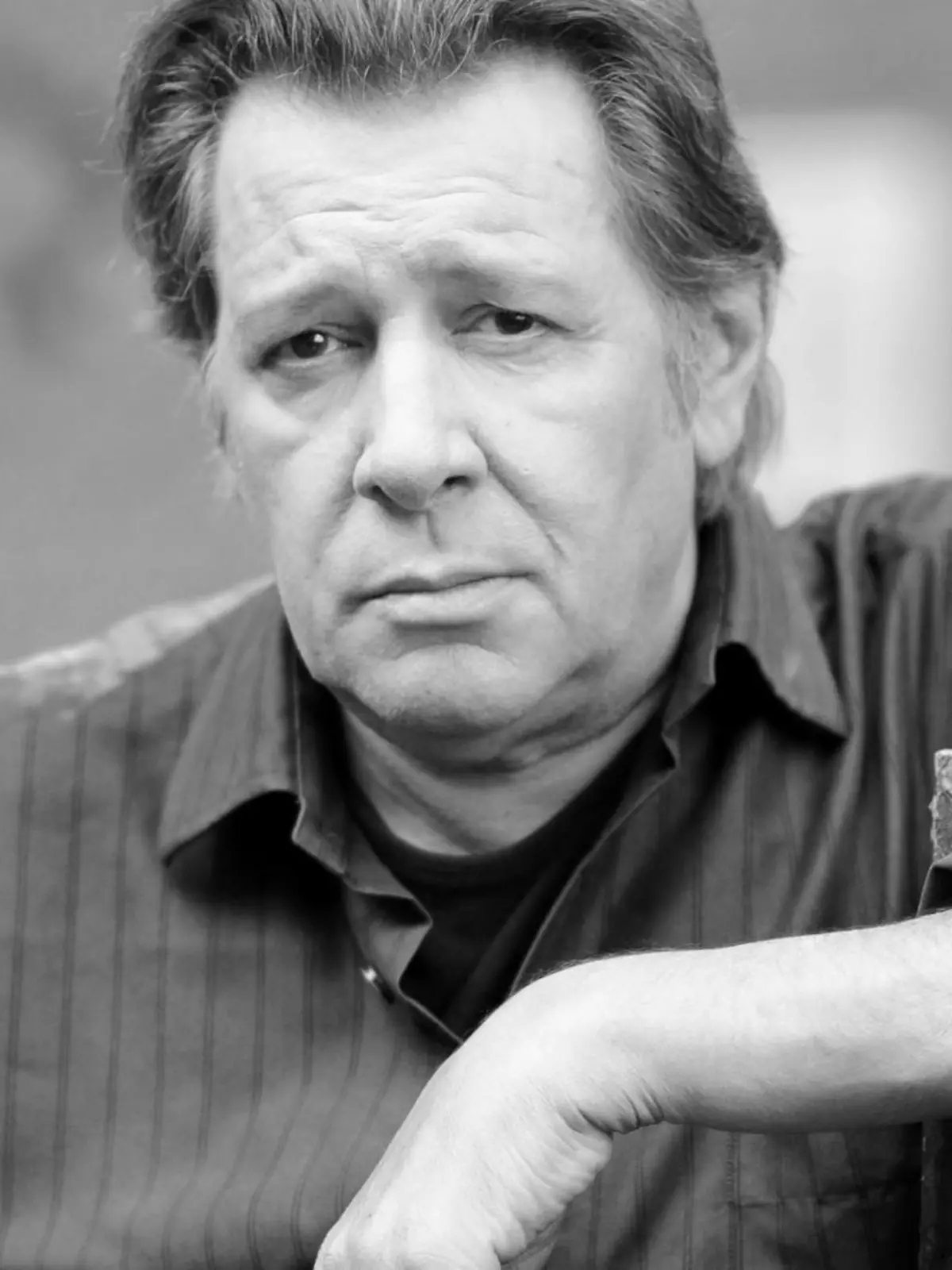 ARCHIV - 14.08.2012, Hamburg: Der Schauspieler Jan Fedder steht bei Dreharbeiten zur ARD-Reihe "Der Hafenpastor" vor der St. Pauli Kirche. Der verstorbene Schauspieler (1955-2019) hat in seinem Leben immer schwer um Liebe kämpfen müssen. Das geht aus seiner Autobiografie «Jan Fedder · Unsterblich», die am 02.04.2020 erscheint, hervor. (zu dpa "Hinterlassenes von Jan Fedder: «Musste mir Liebe schwer erkämpfen») Foto: Angelika Warmuth/dpa +++ dpa-Bildfunk +++