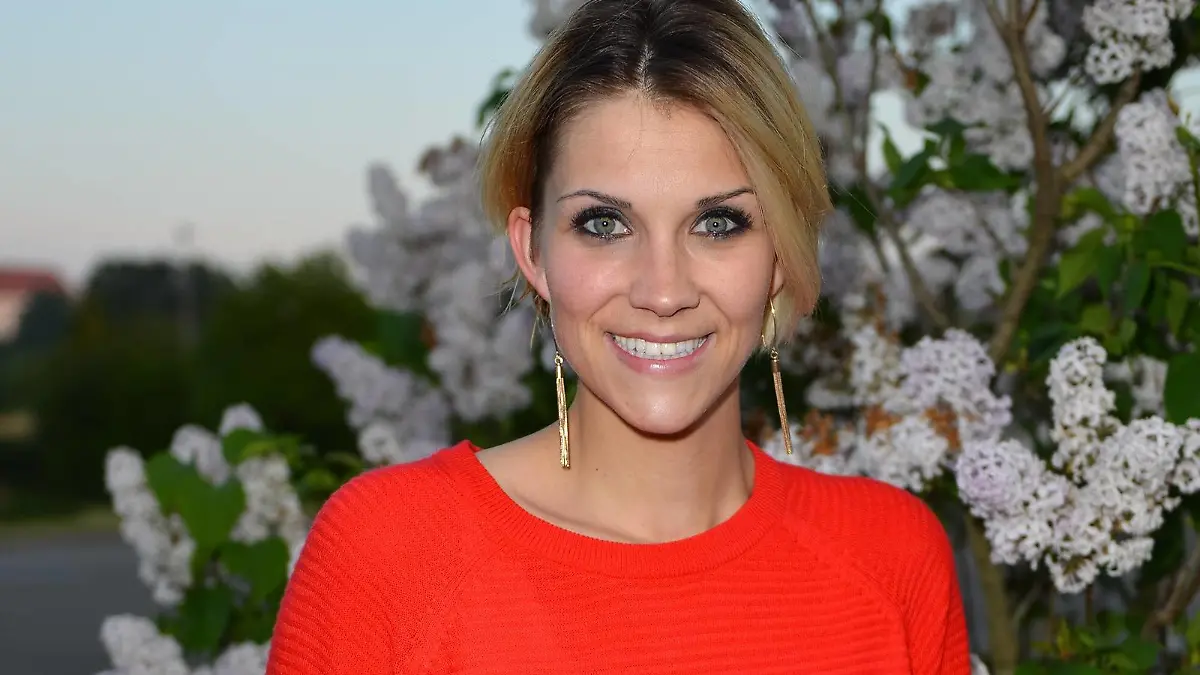Anna Maria Zimmermann vor einem Flieder, Halbportrait, Lächeln Friedberg, Deutschand, 11.05.2018, Musik, Show, Schlagertage Friedberg 2018, *** Anna Maria Zimmermann in front of a lilac Half Portrait Smile Friedberg Germany 11 05 2018 Music Show Schlagertage Friedberg 2018 xklx