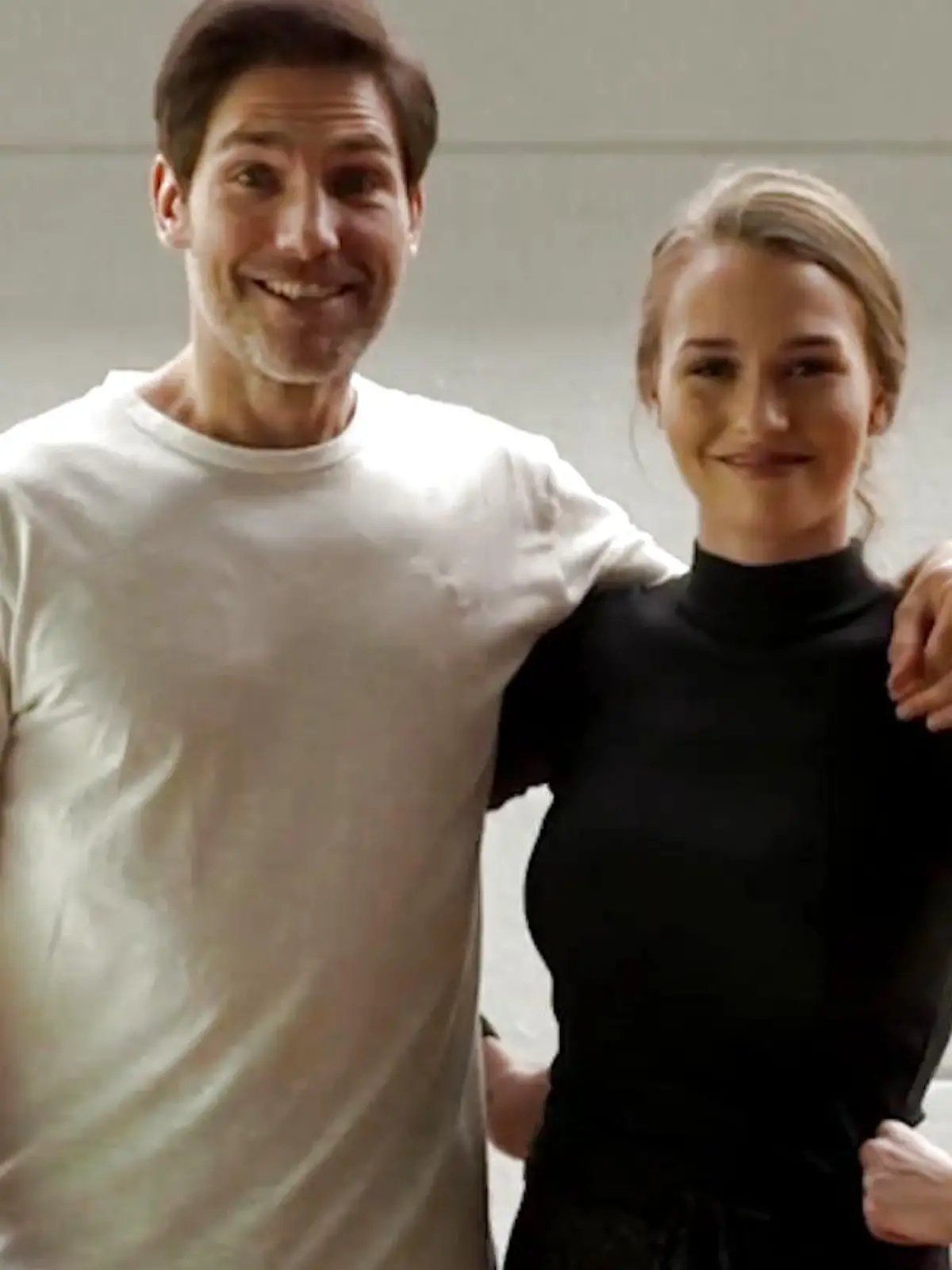 Christian Polanc und Laura Müller zeigen, wie man Salsa tanzt.