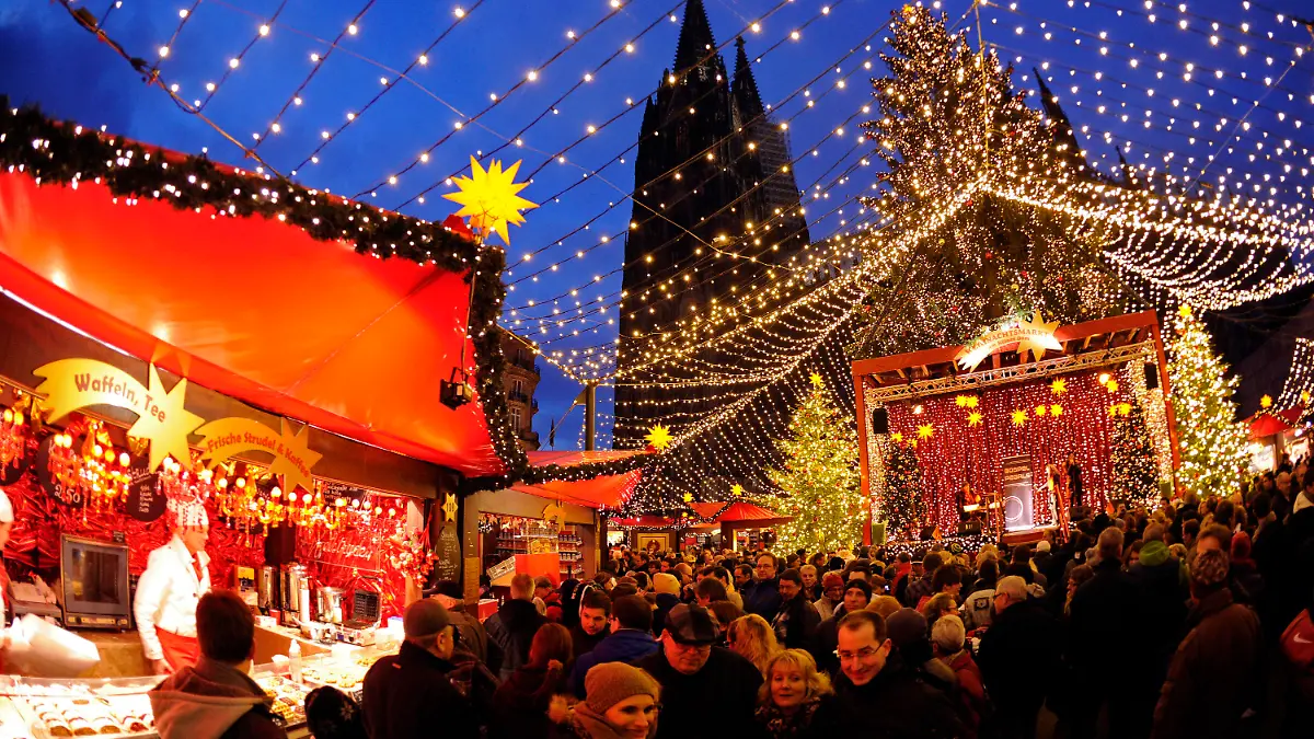 Besucher gehen am 30.11.2012 über den Weihnachtsmarkt vor dem Dom in Köln (Nordrhein-Westfalen). Foto: Marius Becker/dpa +++(c) dpa - Bildfunk+++