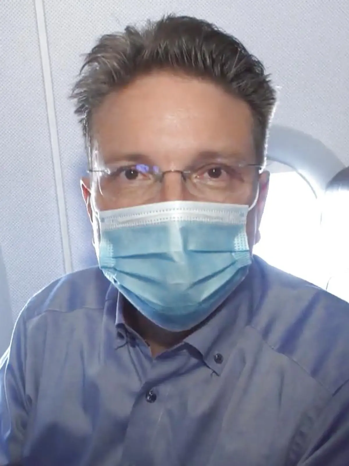 Langsam nehmen Fluggesellschaften ihren Betrieb wieder auf. Doch durch die Sicherheitsmaßnahmen ändert sich das Verhalten im Flugzeug für uns alle. RTL-Reiseexperte Ralf Benkö erklärt, wie wir uns alle ab jetzt im Flugzeug verhalten sollten.