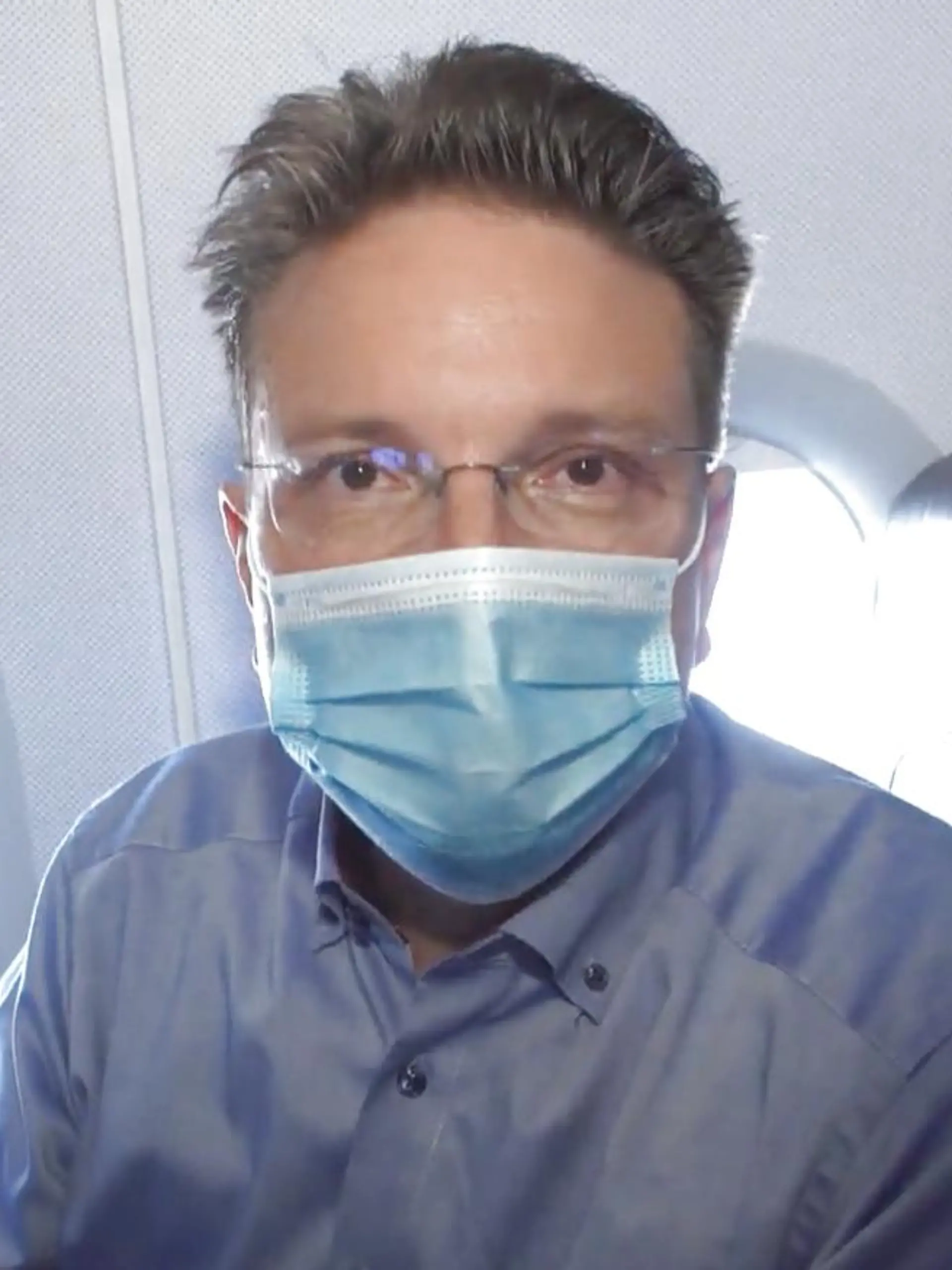 Langsam nehmen Fluggesellschaften ihren Betrieb wieder auf. Doch durch die Sicherheitsmaßnahmen ändert sich das Verhalten im Flugzeug für uns alle. RTL-Reiseexperte Ralf Benkö erklärt, wie wir uns alle ab jetzt im Flugzeug verhalten sollten.