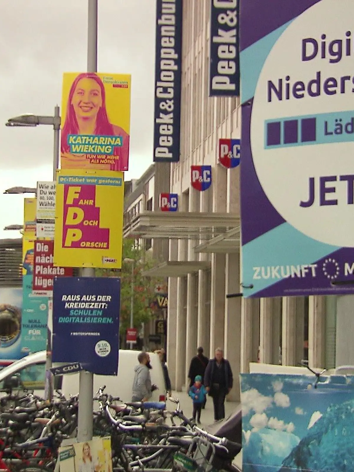 Die Wahlplakate in Hannover sind kaum zu übersehen - doch helfen sie angesichts einer möglichen Wahlmüdigkeit überhaupt?